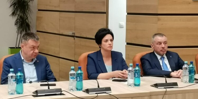 Ministrul Dezvoltării, Adrian Veștea, încolțit, la Suceava. Nemulțumiri legate de neplata facturilor pentru lucrările efectuate. Ministrul: ”Sînt lucruri care nu depind doar de mine. Am discuții permanente cu ministrul Finanțelor care cred că s-a săturat de mine, cu ministrul Fondurilor Europene, și cred că o vom scoate la capăt”