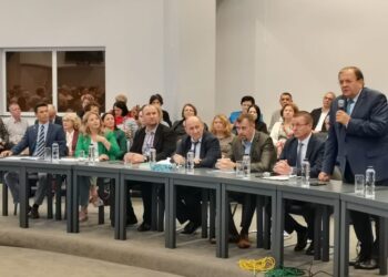 Prea multe simpozioane despre droguri și prea puțină acțiune. Gheorghe Flutur, la întîlnirea directorilor de școli: ”Cred că toți avem obligația să urmărim să vedem ce se întîmplă cu fenomenul, de unde vine, pentru că e foarte îngrijorător acest consum de droguri, mai ales în școli” (Foto)