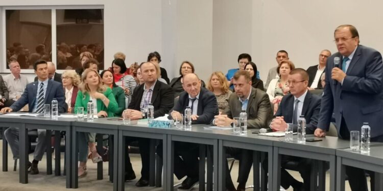 Prea multe simpozioane despre droguri și prea puțină acțiune. Gheorghe Flutur, la întîlnirea directorilor de școli: ”Cred că toți avem obligația să urmărim să vedem ce se întîmplă cu fenomenul, de unde vine, pentru că e foarte îngrijorător acest consum de droguri, mai ales în școli” (Foto)