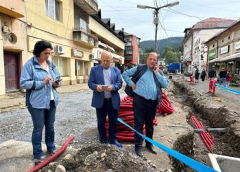 Începînd cu 1 noiembrie, în municipiul Vatra Dornei va fi pusă în funcțiune rețeaua de gaz metan, iar pînă pe 15-20 noiembrie se vor finaliza lucrările de reparare a trotuarelor și de asfaltare a podului