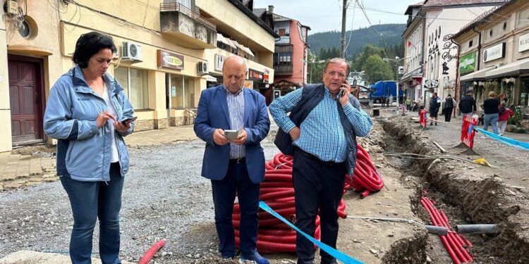 Începînd cu 1 noiembrie, în municipiul Vatra Dornei va fi pusă în funcțiune rețeaua de gaz metan, iar pînă pe 15-20 noiembrie se vor finaliza lucrările de reparare a trotuarelor și de asfaltare a podului