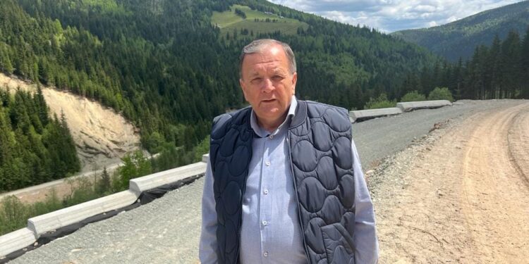 Gheorghe Flutur, după o întîlnire cu reprezentanții firmelor care lucrează la drumul Dolhasca-Suceava-Dărmănești: Am cerut în mod expres constructorilor să concentreze mai mulți lucrători pe tronsoane de drum pe care ar putea să fie turnat binder în această toamnă