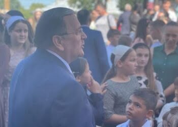 La Liceul Tehnologic Cajvana, dotare bună, dar spații de învățămînt insuficiente. Școala are nu mai puțin de 2.000 de elevi, care sînt nevoiți să învețe în două schimburi