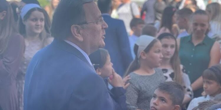 La Liceul Tehnologic Cajvana, dotare bună, dar spații de învățămînt insuficiente. Școala are nu mai puțin de 2.000 de elevi, care sînt nevoiți să învețe în două schimburi