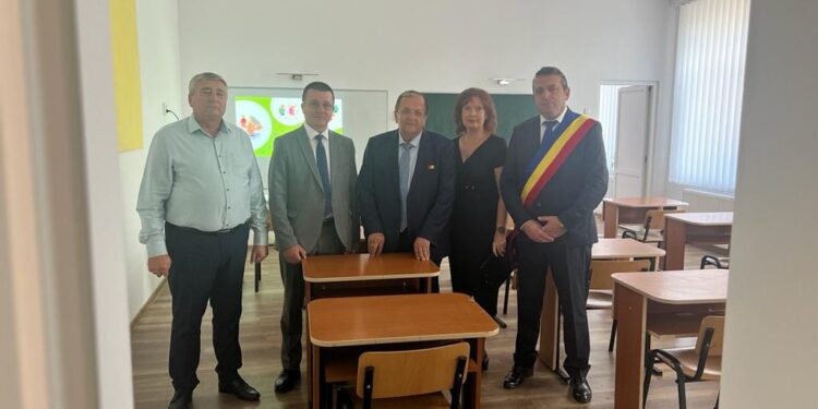 Școală din Todirești veche de 120 de ani, renovată complet. La aceeași școală a fost dat în folosință și un teren de sport