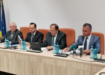 Ministrul Adrian Veștea, la Suceava. Au fost semnate 11 contracte pentru investiții în infrastructura de drumuri și poduri și pentru rețele de gaze naturale. Gheorghe Flutur a profitat de ocazie pentru a vorbi despre mii și milioane. Mii de kilometri de drum și de rețele de gaz, și milioane de euro