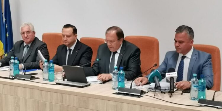 Ministrul Adrian Veștea, la Suceava. Au fost semnate 11 contracte pentru investiții în infrastructura de drumuri și poduri și pentru rețele de gaze naturale. Gheorghe Flutur a profitat de ocazie pentru a vorbi despre mii și milioane. Mii de kilometri de drum și de rețele de gaz, și milioane de euro