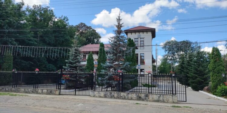 Zilele Comunei Hănțești, cu spectacole de folclor din Bucovina, Moldova, Basarabia, Maramureș și Banat. Va fi premiată eleva de 10, Tabita Pădurariu, și vor fi sărbătorite 13 cupluri care au împlinit 50 de ani de căsnicie