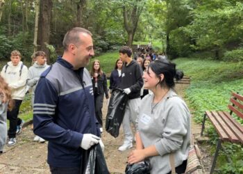 Sute de suceveni, în special elevi, la o acțiune de curățenie în Parcul Șipote (Foto)
