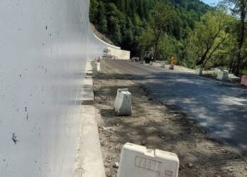 Lucrările de la Holda-Broșteni, unde au fost căderi de pietre, s-au încheiat. Subprefectul Șologon: ”Tot ce mai rămîne de făcut sînt formalitățile pentru recepția finală, repararea covorului asfaltic și redeschiderea circulației pentru toată lumea”