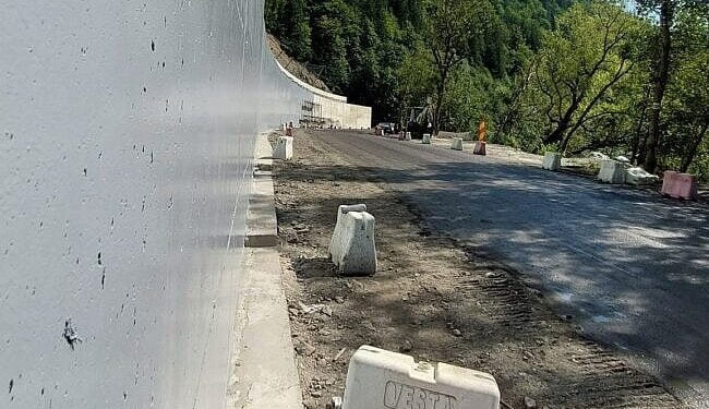 Lucrările de la Holda-Broșteni, unde au fost căderi de pietre, s-au încheiat. Subprefectul Șologon: ”Tot ce mai rămîne de făcut sînt formalitățile pentru recepția finală, repararea covorului asfaltic și redeschiderea circulației pentru toată lumea”