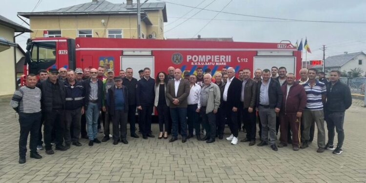 Autospecială pentru stingerea incendiilor, intrată în dotarea serviciului de specialitate din comuna Satu Mare. Autospeciala a fost achiziționată cu bani dintr-o sponsorizare făcută de compania ”Egger”