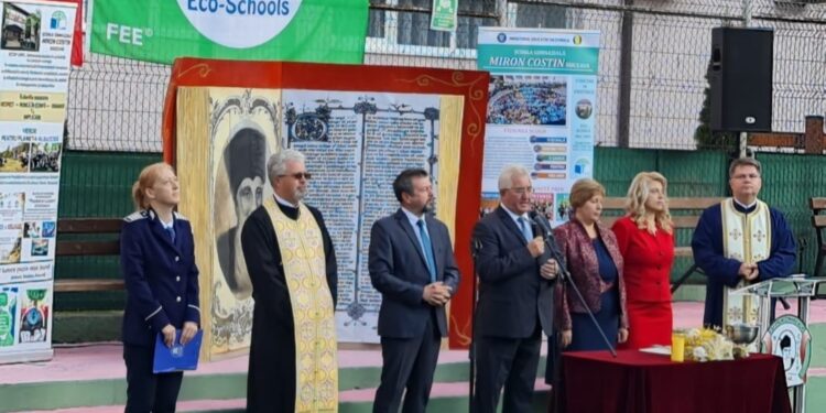 Pe 11 septembrie, în prima zi a noului an de învățămînt, primarul Sucevei Ion Lungu a participat la festivitățile organizate de 17 școli și grădinițe. Primarul a solicitat colaborarea între Școală, Familie, Biserică și Autoritatea publică locală (Foto)
