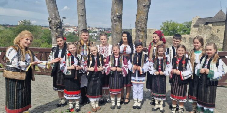 Pe 15 octombrie, la grădina de vară din vecinătatea Cetății de Scaun a Sucevei va avea loc festivalul-concurs de muzică populară ”Mărul de aur”. Festivalul este organizat de interpreta de muzică populară Nicoleta Cojocaru