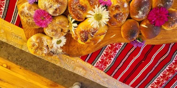 Călin Mocanu, elev la Colegiul Economic ”Dimitrie Cantemir” – Secția Gastronomie, a primit premiul ”Tînărul patiser” la Festivalul Plăcintelor de la Cetate.  El a vîndut zece tăvi de plăcinte în două ore