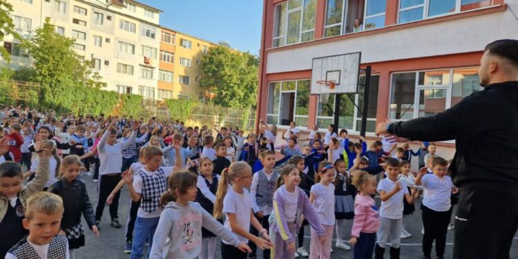 Flash-mob la Școala 4 din Suceava, de Ziua Europeană a Sportului (Foto)