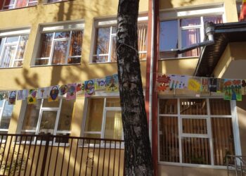 Lucrările de mansardare a Școlii 8 Suceava, în grafic. La mansardă vor funcționa șase săli de clasă, o sală multifuncțională și două grupuri sanitare pentru elevi