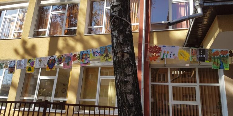 Lucrările de mansardare a Școlii 8 Suceava, în grafic. La mansardă vor funcționa șase săli de clasă, o sală multifuncțională și două grupuri sanitare pentru elevi