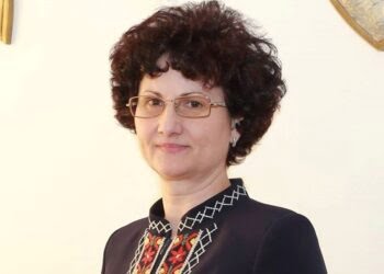 Directoarea Colegiului ”Petru Mușat”, Maria Teodoreanu, este pentru introducerea programului ”Masă caldă în școli”: ”Ne-am gîndit să segmentăm programul cu o oră pentru pauza de masă la cantină, de la 12.00 la 13.00, și să prelungim programul cu acea oră. Așa funcționează școala sănătoasă în țările civilizate”