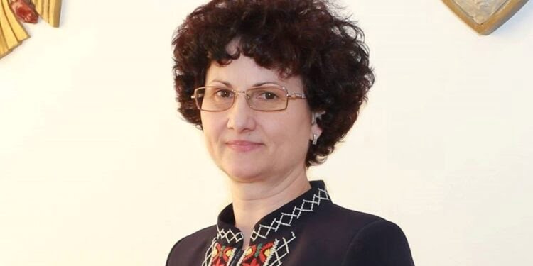 Directoarea Colegiului ”Petru Mușat”, Maria Teodoreanu, este pentru introducerea programului ”Masă caldă în școli”: ”Ne-am gîndit să segmentăm programul cu o oră pentru pauza de masă la cantină, de la 12.00 la 13.00, și să prelungim programul cu acea oră. Așa funcționează școala sănătoasă în țările civilizate”