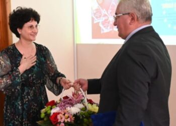 Diplomă de excelență pentru directoarea Colegiului ”Petru Mușat” Suceava, Maria Teodoreanu, la 60 de ani de la înființarea unității de învățămînt (Foto)
