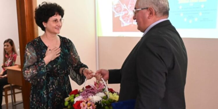 Diplomă de excelență pentru directoarea Colegiului ”Petru Mușat” Suceava, Maria Teodoreanu, la 60 de ani de la înființarea unității de învățămînt (Foto)