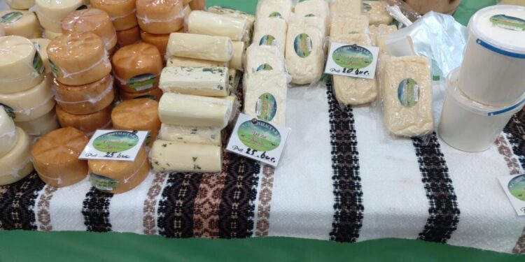 Piața volantă din curtea Direcției Agricole Suceava, de succes, pentru că producătorii încearcă să mențină calitatea mărfurilor