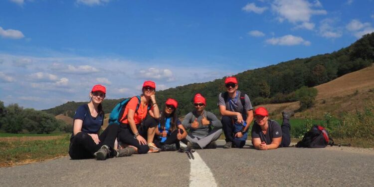 Kilometrii parcurși pe Via Transilvanica de angajații E.ON vor fi transformați în kwh și donați unei organizații, în campania ”Dăruiește lumină”