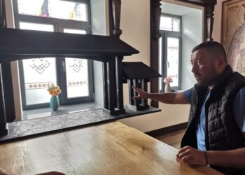 Poartă de intrare, la Horodnic de Sus, luminată pe timp de noapte (Foto)