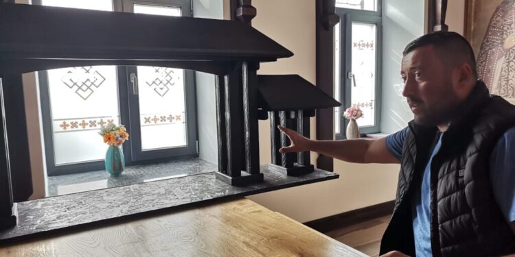 Poartă de intrare, la Horodnic de Sus, luminată pe timp de noapte (Foto)