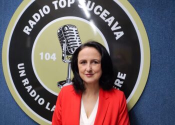 Consiliera locala Adelina Paiu, mamă a doi copii care învață la ”Miron Costin”: Sînt foarte încîntată și mulțumită de tot ce se întîmplă în această școală. Este disciplină și se respectă anumite reguli