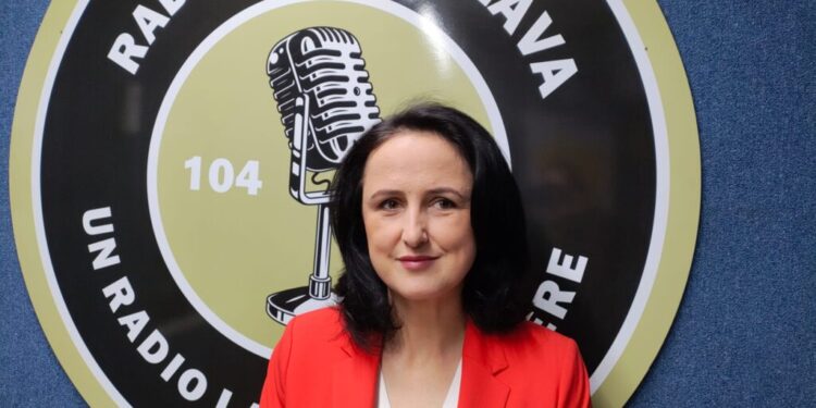 Consiliera locala Adelina Paiu, mamă a doi copii care învață la ”Miron Costin”: Sînt foarte încîntată și mulțumită de tot ce se întîmplă în această școală. Este disciplină și se respectă anumite reguli