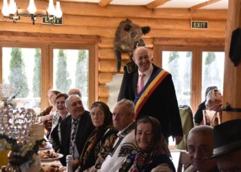 12 preoți au oficiat slujba pentru 13 familii din Șcheia care au împlinit 50 de ani de căsnicie. Cuplurile sărbătorite au 34 de copii, 58 de nepoți și șapte strănepoți (Foto)