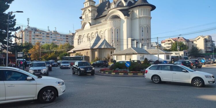 Sucevean prins în traficul infernal din oraș: ”Să mă dau jos din mașină și să merg să plătesc parcarea ca să nu mă amendeze?”