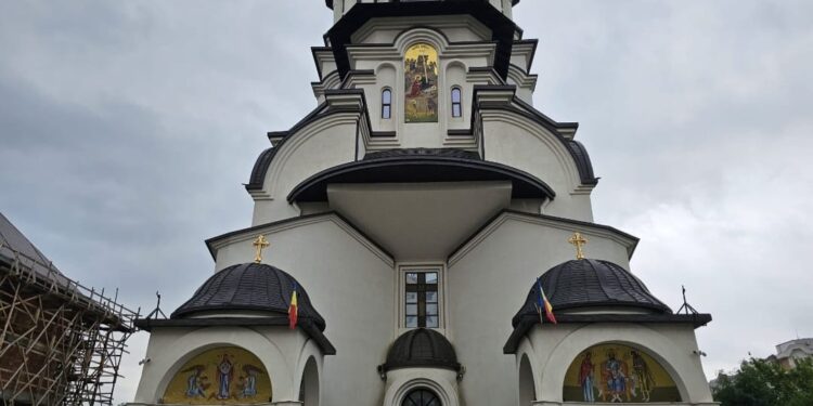 Lucrările de pictură din altarul Catedralei ”Nașterea Domnului” sînt aproape finalizate (Foto)
