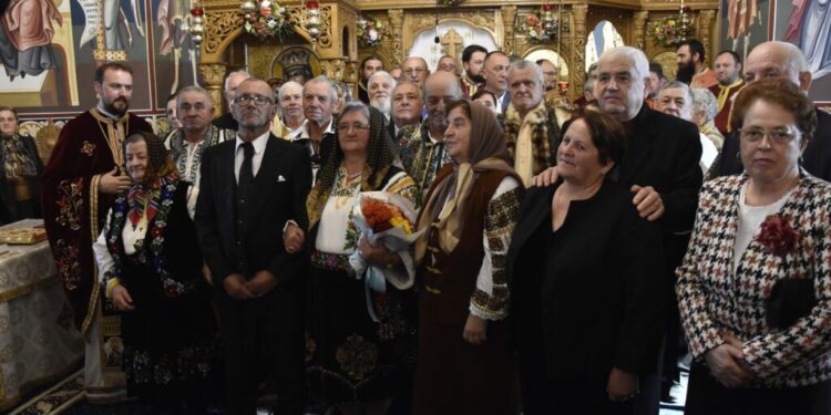 12 preoți au oficiat slujba pentru 13 familii din Șcheia care au împlinit 50 de ani de căsnicie. Cuplurile sărbătorite au 34 de copii, 58 de nepoți și șapte strănepoți (Foto)