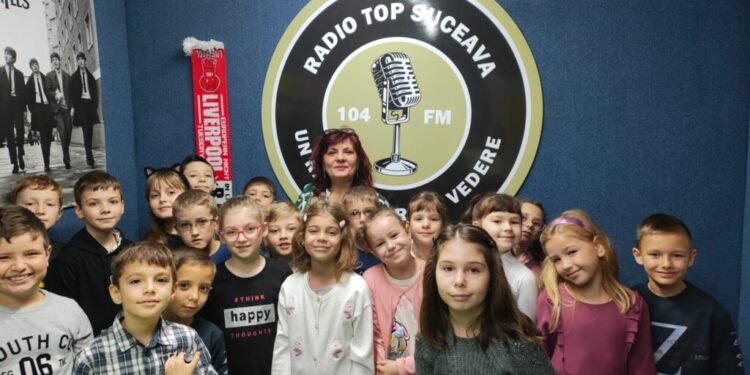 20 de elevi de la Școala Gimnazială nr. 3 însoțiți de învățătoarea lor, Elena Teodorescu,  în vizită la Radio Top, în cadrul programului ”Școala altfel”