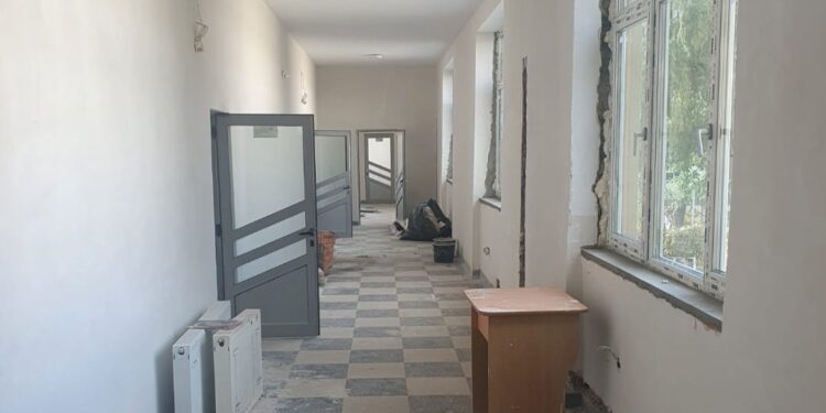 La Colegiul ”Mihai Eminescu” se lucrează la înlocuirea acoperișului și a tîmplăriei interioare și exterioare, la refacerea finisajelor interioare și exterioare și la revizuirea instalațiilor termice