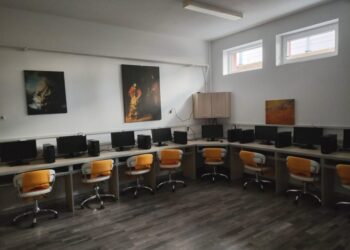 Liceul Teoretic ”Filadelfia” Suceava. Casă, masă, educație și bani de buzunar, pentru elevi din familii cu probleme. Școala îi sprijină financiar și dacă aceștia urmează cursurile unei facultăți. Pînă în prezent, proiectul social a avut 600 de beneficiari