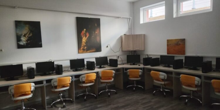 Liceul Teoretic ”Filadelfia” Suceava. Casă, masă, educație și bani de buzunar, pentru elevi din familii cu probleme. Școala îi sprijină financiar și dacă aceștia urmează cursurile unei facultăți. Pînă în prezent, proiectul social a avut 600 de beneficiari