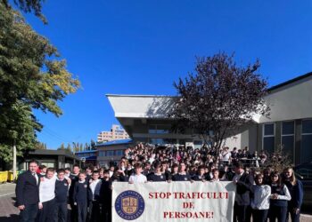 Banner cu mesajul ”Stop traficului de persoane”, afișat în curtea Liceului Filadelfia