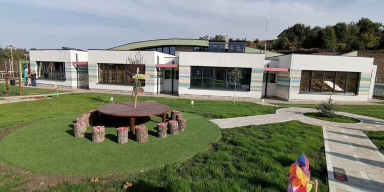 Grădiniță privată modernă, inaugurată la Șcheia. Din asociația care deține grădinița face parte și soția directorului Colegiului Național ”Ștefan cel Mare” Suceava, Dan Popescu (Foto)