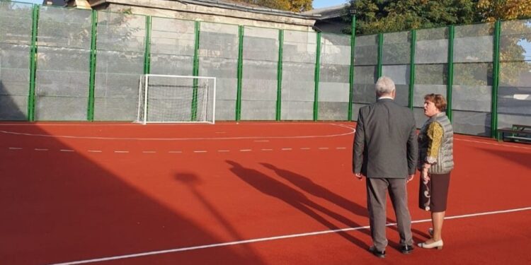 Terenul de sport de la Colegiul de Artă din Suceava a fost realizat. Pe 1 decembrie va fi inaugurată și sala de sport de la Școala Gimnazială nr. 10