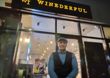 Administratorul ”Winederful” Suceava și Iași, Marius Fermat: Dacă în Suceava încă se consumă vinuri românești, în Iași deja vorbim de vinuri de import din toate zonele. Încerc să mă dezvolt. Încerc să promovez în magazine și producători din Suceava de brînzeturi, tocătoare de lemn și platouri din lemn