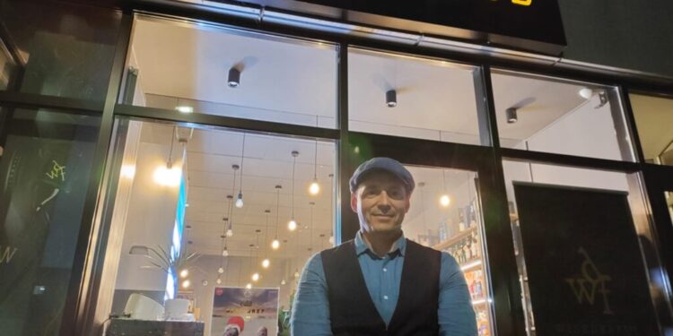 Administratorul ”Winederful” Suceava și Iași, Marius Fermat: Dacă în Suceava încă se consumă vinuri românești, în Iași deja vorbim de vinuri de import din toate zonele. Încerc să mă dezvolt. Încerc să promovez în magazine și producători din Suceava de brînzeturi, tocătoare de lemn și platouri din lemn