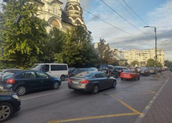 Sucevean prins în traficul infernal din oraș: ”Să mă dau jos din mașină și să merg să plătesc parcarea ca să nu mă amendeze?”