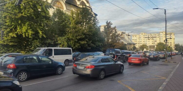 Sucevean prins în traficul infernal din oraș: ”Să mă dau jos din mașină și să merg să plătesc parcarea ca să nu mă amendeze?”