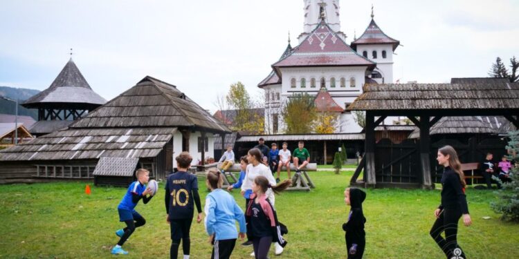 Copiii de la Asociația ”Zimbrii Rarăului” au jucat rugby în curtea Muzeului Arta Lemnului din Cîmpulung Moldovenesc. Profesorul Lucian Preutescu: Copiii din ziua de azi sînt foarte inteligenți și absorb tot ceea ce le oferim noi, adulții. Copiii pe care îi antrenez sînt nu doar talentați la sport, ci și foarte buni la învățătură