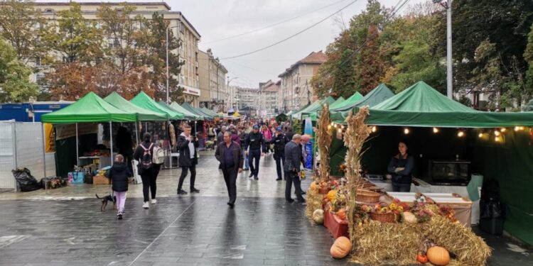 Deschiderea Tîrgului de Toamnă ”Produs în Bucovina”, în centrul Sucevei. ”Locul tîrgului de toamnă este în centrul orașului. Cred că trei zile sucevenii, și nu numai, au această posibilitate să se bucure de zilele recoltei și de a cumpăra produse tradiționale din Bucovina” (Foto)