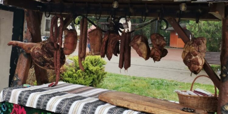 Deschiderea Tîrgului de Toamnă ”Produs în Bucovina”, în centrul Sucevei. ”Locul tîrgului de toamnă este în centrul orașului. Cred că trei zile sucevenii, și nu numai, au această posibilitate să se bucure de zilele recoltei și de a cumpăra produse tradiționale din Bucovina” (Foto)